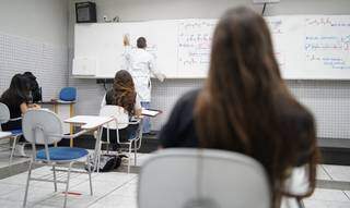 Estudantes em sala de aula de universidade (Foto: Agência Brasil) 