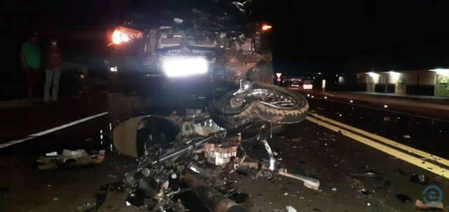 Motociclista morre ao bater de frente com camionete na BR-163