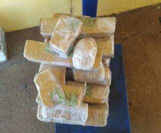 Pacotes de pasta-base de cocaína apreendidos com douradense (Foto: Divulgação)