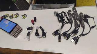 Carregadores, adaptadores, pendrives e fones de ouvido encontrados dentro da TV. (Foto: Divulgação)