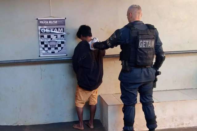 Homem &eacute; preso por atacar e esfaquear tr&ecirc;s pessoas que andavam na rua 