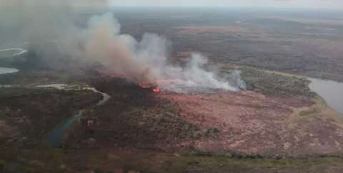 Durante voo, bombeiros localizam foco de incêndio no Pantanal do Nabileque