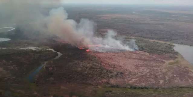 Durante voo, bombeiros localizam foco de inc&ecirc;ndio no Pantanal do Nabileque