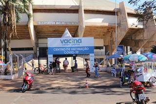 Posto de vacinação montado do Ginásio Guanandizão, na Capital. (Foto: Paulo Francis)