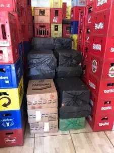 Com cigarros escondidos entre cervejas, dep&oacute;sito com 18 mil ma&ccedil;os &eacute; fechado