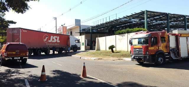 Cabine de caminh&atilde;o carregado com PVC pega fogo e fica atravessada na rua 