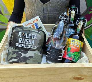 As cestas trazem rótulos de cervejas especiais e também acessórios como camisetas, bonés, copos, chaveiros e até livros. (Foto: Agência Tecla)