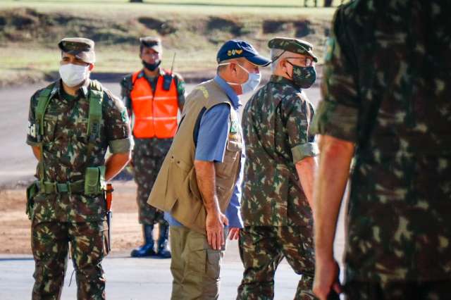 Assunto pol&ecirc;mico: militares no governo divide popula&ccedil;&atilde;o ao meio em pesquisa