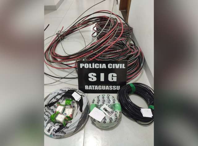 Funcion&aacute;rios de empresa s&atilde;o pegos com R$ 2 mil em cabos de energia furtados