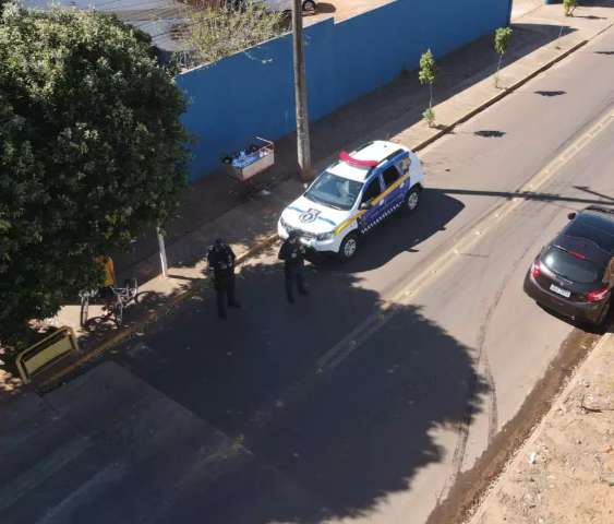 Foragido por jogar tornozeleira de ponte &eacute; preso furtando casa