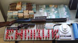 Pol&iacute;cia prende tio e sobrinho com quase R$ 100 mil escondidos em boca de fumo