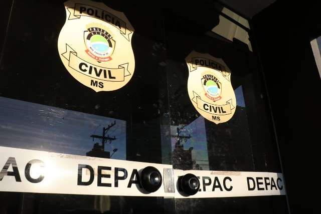 B&ecirc;bada, mulher diz que &eacute; da PF e vai presa por atrapalhar, xingar e agredir PMs