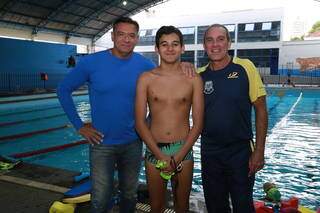 Os treinadores José Gehilson da Silva  (esq.) e Durval Barbosa Filho (dir.), responsáveis pela preparação de Arthur (centro), rumo sonho de se tornar atleta olímpico. (Foto: Kísie Ainoã)