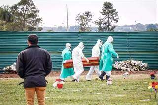 Vítima da covid-19 sendo enterrada, em Mato Grosso do Sul, seguindo protocolos de biossegurança impostos pela pandemia. (Foto: Henrique Kawaminami/Arquivo)