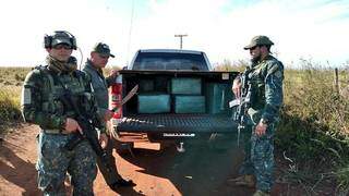 Militares paraguaios ao lado de uma das caminhonetes com cocaína (Foto: Divulgação/Senad)