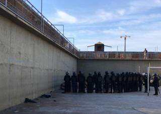 Policiais cercam presos retirados de celas após descoberta de túnel. (Foto: ABC Color)