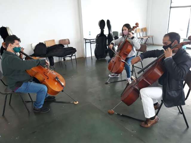 Projeto ensina violoncelo de gra&ccedil;a aos s&aacute;bados e ainda h&aacute; vagas