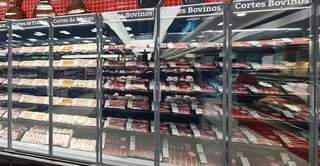 Refrigeradores onde ficam as carnes no supermercado Comper. (Foto: Divulgação)