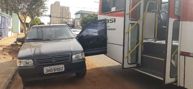 Carro estacionado no Centro, por pouco, n&atilde;o tem porta arrancada por &ocirc;nibus