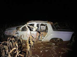 Renault Oroch destruída e tabletes de maconha espalhados em lavoura de milho. (Foto: Divulgação)