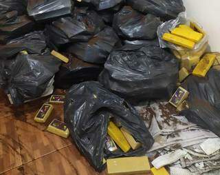 Fardos de maconha encontrados em casa no Residencial Ponta Porã. (Foto: Divulgação)