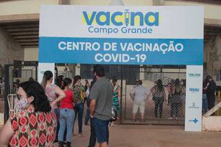 Pessoas esperam a vez de se vacinar contra a covid, em Campo Grande. (Foto: Marcos Maluf)