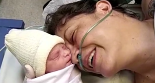 Mãe e bebê no hospital no primeiro dia de vida de Ayla. (Foto: Arquivo Pessoal)