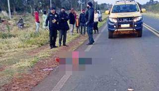 Corpo da adolescente na rodovia, após atropelamento nesta manhã. (Foto: A Gazeta News)