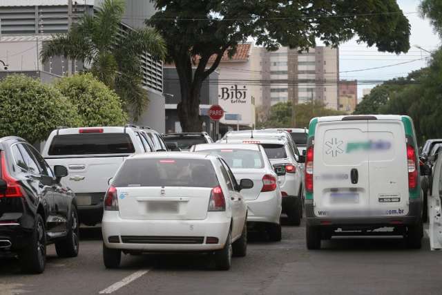&ldquo;Terra sem lei&rdquo;: Fila dupla em escolas une endinheirados e falta de educa&ccedil;&atilde;o