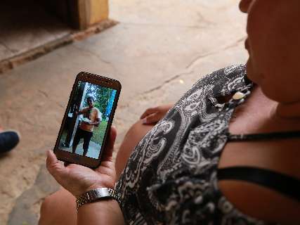"Vida segue destruída", diz mãe 3 anos após filho ser morto por causa de celular
