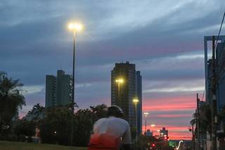 Céu clareando na região dos altos da Afonso Pena, na Capital (Foto: Henrique Kawaminami)