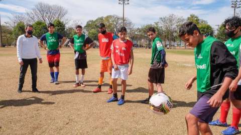 Prefeitura inaugura escolinha de futebol para crian&ccedil;as e adolescentes