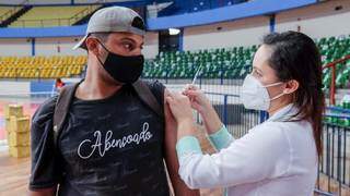 Rapaz é vacinado contra covid no Guanandizão. (Foto: PMCG/Divulgação)