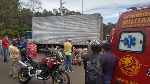 Motociclista morre atingido por caminhão