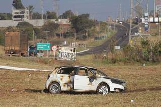 Carro permanece em canteiro de avenida na manhã desta quinta-feira. (Foto: Marcos Maluf)