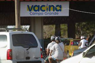 Ponto de vacinação montado no Parque Ayrton Senna, em Campo Grande. (Foto: Marcos Maluf)