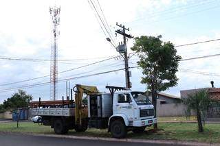 Caminhão de terceirizada da Energisa durante manutenção à rede elétrica em Campo Grande. (Foto: Henique Kawaminami)