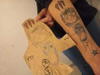 Lucas desenhou a própria mãe do jeitinho dele e Eliane resolveu tatuar. (Foto: Arquivo Pessoal)