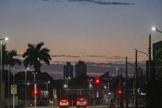 Céu de poucas nuvens na manhã desta sexta-feira, na Avenida Fernando Corrêa da Costa. (Foto: Henrique Kawaminami)