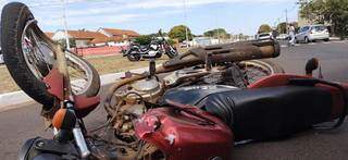 Motocicleta destruída em acidente na Avenida das Bandeiras. (Foto: Vinicius Santana)