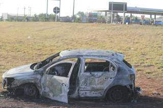 Carro foi destruído pelo fogo. (Foto: Marcos Maluf)