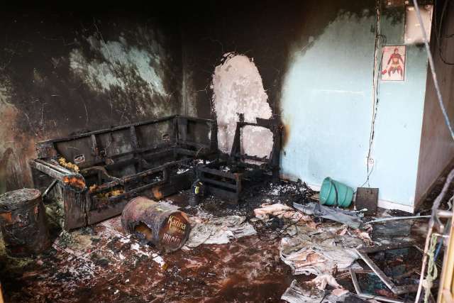 Vizinhos percebem fogo e arrombam porta para apagar chamas em casa