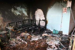 Vizinhos percebem fogo e arrombam porta para apagar chamas em casa Vizinhos percebem fogo e arrombam porta para apagar chamas em casa
