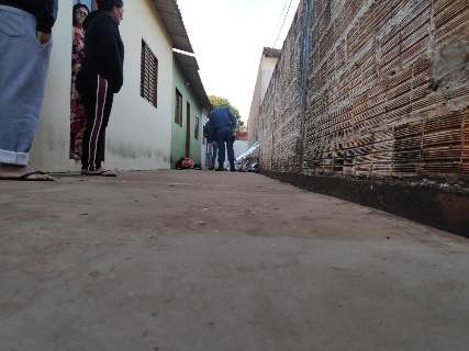 Homem cai de telhado, bate cabe&ccedil;a e morre no corredor de quitinete
