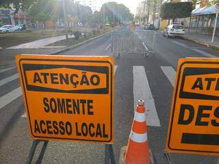 Placas de interdição na Avenida Afonso Pena. (Foto: Marcos Maluf)
