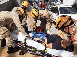 Mulher é socorrida pelos bombeiros após machucar a perna. (Foto: Idaicy Solano)