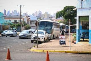 Ônibus atrapalham visão em cruzamento famoso por acidentes Ônibus atrapalham visão em cruzamento famoso por acidentes