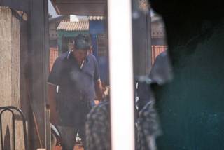Vizinhos percebem fogo e arrombam porta para apagar chamas em casa