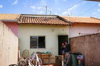 Vizinhos percebem fogo e arrombam porta para apagar chamas em casa