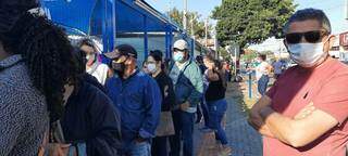 Dobrando quarteirão, fila de bazar tem briga e família que chegou meia-noite Dobrando quarteirão, fila de bazar tem briga e família que chegou meia-noite